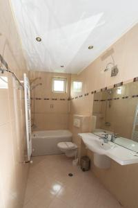 旧扎戈拉艾者若特酒店的浴室配有盥洗盆、卫生间和浴缸。