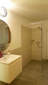 波斯基亚沃Appartamento incantevole: CASA SAN PIERU的带淋浴、盥洗盆和镜子的浴室