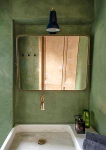 TrepuzziCastle Elvira的一间带水槽和镜子的浴室