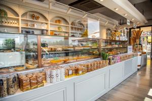 伊斯坦布尔Dosso Dossi Hotels Yenikapı的展示了大量食物的面包店