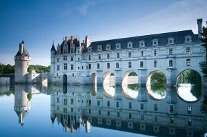 瑟泽La Charmeraie : Le Logis的一座城堡,在水中反射