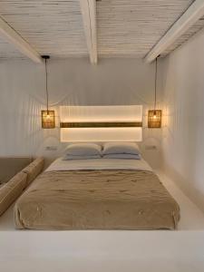 伊奥斯乔拉伊奥斯伊亚罗斯酒店的一间卧室配有一张带两个灯的床