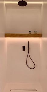 伊奥斯乔拉伊奥斯伊亚罗斯酒店的白色墙上的架子上有一个钩子