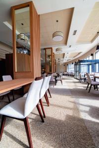 哈斯科沃Hotel Verticalplus的一间设有椅子、一张桌子和镜子的等候室