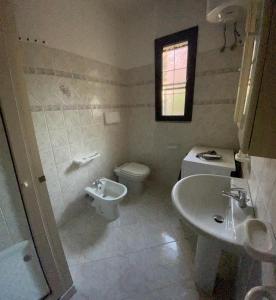 圣特奥多罗Bilo Lu Rattali的白色的浴室设有水槽和卫生间。