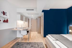 慕尼黑Vonder Munich的一间卧室配有一张床和蓝色的墙