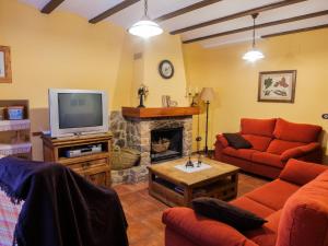 卡瓦内斯Holiday Home Rosa by Interhome的一间带电视和壁炉的客厅