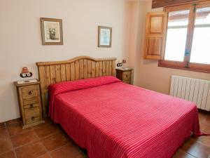 卡瓦内斯Holiday Home Rosa by Interhome的一间卧室配有一张带红色毯子的床