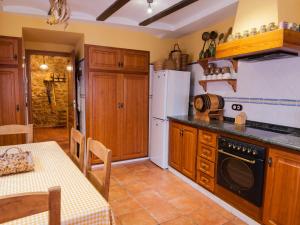 卡瓦内斯Holiday Home Rosa by Interhome的厨房配有冰箱和炉灶。 顶部烤箱