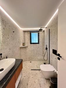拉夫蒂港Becool Apartment的浴室配有白色卫生间和盥洗盆。