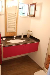 安锡德拉滨海度假屋的一间带水槽和镜子的浴室