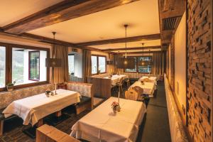 希帕赫施温德博格霍夫全景酒店的餐厅设有餐桌和白色桌布