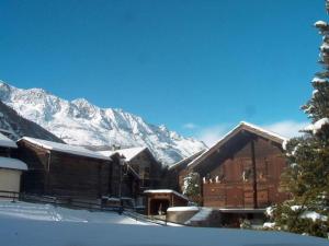 萨斯阿尔马格尔Apartment Haus Alpenrose by Interhome的雪覆盖的山地的滑雪小屋