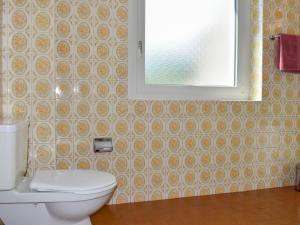 MagadinoApartment Le Bolle by Interhome的一间带白色卫生间的浴室和窗户。