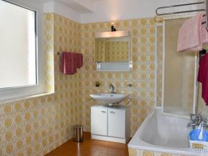 MagadinoApartment Le Bolle by Interhome的浴室配有盥洗盆和浴缸。