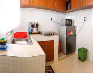 基苏木MILIMANI DRIVE LIVINGs的一间带水槽和冰箱的小厨房