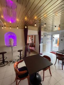 Mer吉特弗里斯戴德住宿加早餐旅馆的一间带桌椅和紫色灯的用餐室