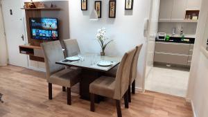 阿雷格里港Apartamento Top, 3 quartos, Wi-Fi 300 Mbps的一间带桌椅和电视的用餐室