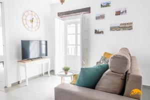 加的斯Casa Rehala by Cadiz Time的带沙发和电视的客厅