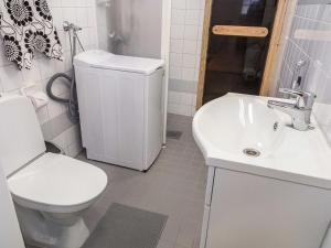 塔库沃里Holiday Home Point vale 3 by Interhome的白色的浴室设有卫生间和水槽。