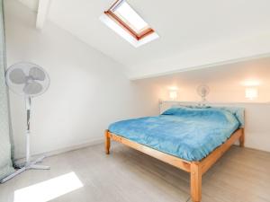 圣普里安海滩Holiday Home Les mas Bleus by Interhome的一间带一张床和风扇的小卧室