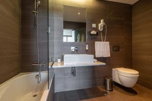 蒙希克Monchique Resort & Spa的带浴缸、卫生间和盥洗盆的浴室