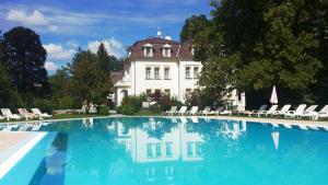 佐洛恰尼包贾尼城堡酒店的一座大房子,前面设有一个游泳池
