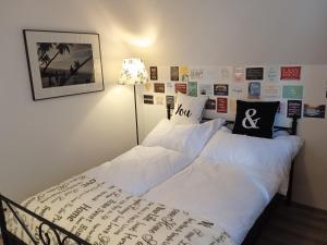 弗林布尔克Lipno - Villa Bernard - Lakeside Village的一间卧室配有两张带白色床单和灯的床
