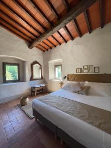 菲利内瓦尔达诺Casale La Gora - B&B di charme的一间卧室设有一张大床和木制天花板