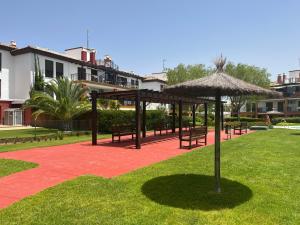 韦尔瓦Ayamonte - Vista Esuri Golf and Beach的一个带长椅和遮阳伞的公园