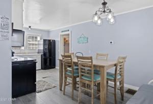 奇普利The Fifth Promise - A Cozy Lakehouse Retreat的厨房以及带桌椅的用餐室。