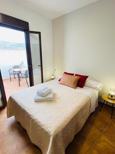 丰东Apartamentos rurales, La Casa de Baltasar的一间卧室配有一张床,上面有两条毛巾
