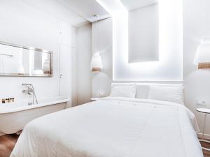 雅典Luxury Apartment in the Heart of the City - 1BR的一间白色卧室,配有一张床和一个浴缸