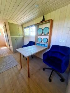 班斯卡 - 什佳夫尼察Maringotka KLINGER的小房间设有桌子和两把椅子