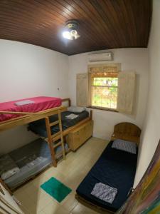 索雷Habitat Marajó Hostel的客房设有两张双层床和一扇窗户。