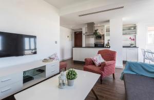 加的斯Ático Avda Cádiz Playa的客厅配有白色桌子,客厅
