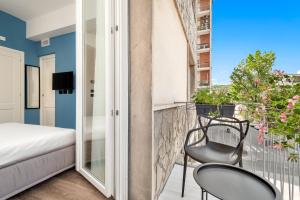 斯培西亚Nelli Rooms Via Veneto的客房设有带2把椅子和1张床的阳台。