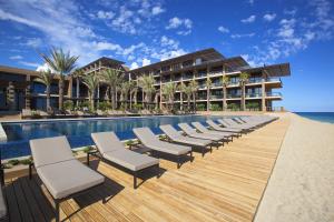 圣何塞德尔卡沃Casa Maat at JW Marriott Los Cabos Beach Resort & Spa的度假村泳池旁的一排躺椅