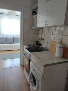 布达佩斯B30 Apartman的一间厨房,在房间内配有洗衣机和烘干机