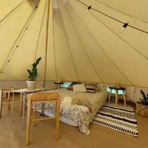 SuuremõisaJaagu metsatelk的帐篷内一间卧室,配有一张床