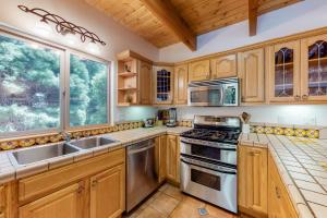 CrestlineMillion Dollar Mountain View的厨房配有木制橱柜和不锈钢用具