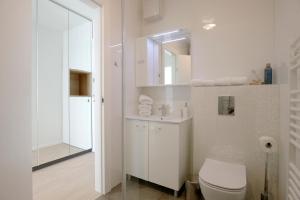 扎达尔Island View Luxury Apartments的白色的浴室设有卫生间和镜子