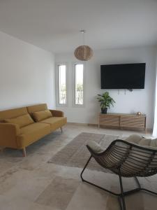 MoltifaoDomaine U Filanciu - Maison Chiara avec piscine - Centre Corse的带沙发和平面电视的客厅