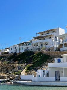 SifnosDroufakos’ home, Lux seafront apartment w. View的水边山丘上的一群白色房屋