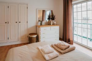 诺瓦海岸Villa Rafa的一间卧室配有一张床,上面有两条毛巾