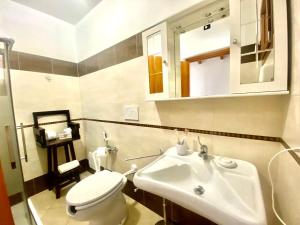 Casa LinariVilla Pedrosu的浴室配有白色卫生间和盥洗盆。