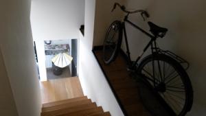 萨里亚阿尔贝格绿洲旅馆的挂在楼梯旁墙上的自行车