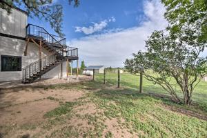 Lovely Barn Loft with Mountain Views on Horse Estate外面的花园