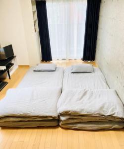 KokubunjiMarvelous Kokubunji - Vacation STAY 80468v的带窗户的客房内设有两张单人床。