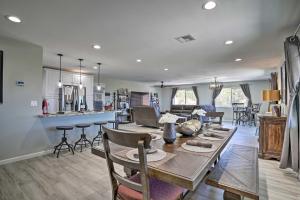 普雷斯科特Prescott Sunset Sanctuary with Panoramic View的用餐室以及带桌椅的厨房。